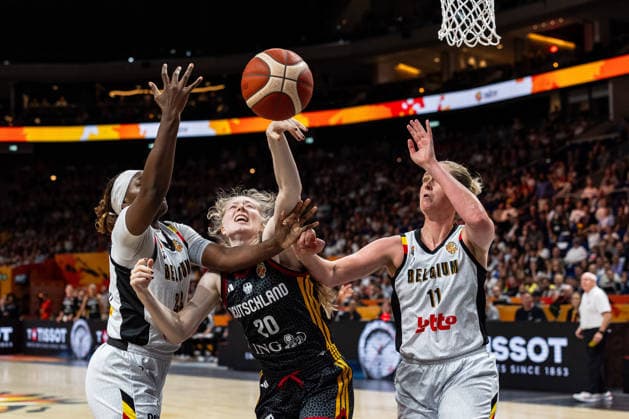 Frieda Buehner (Germany), No. 20, in a one-on-one battle for the ball with Bethy Mununga (Belgium), No. 22, and Emma Meesseman (Belgium), No. 11; GER vs. Belgium, Basketball, FIBA Women’s World Cup 2026, Quarterfinals, September 10, 2026, GER, Belgium vs. Germany, basketball, FIBA Women’s World Cup 2026, Quarterfinals, September 10, 2026, Berlin Copyright: xEibner-Pressefoto MaxxVincenx EP_MVN