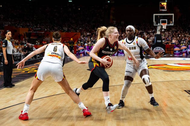 Frieda Buehner, Germany, No. 20, dribbling; Antonia Delaere, Belgium, No. 06; Bethy Mununga, Belgium, No. 22; GER, Belgium vs. Germany, basketball, 2026 FIBA Women’s World Cup, Quarterfinals, September 10, 2026, GER, Belgium vs. Germany, Basketball, 2026 FIBA Women’s World Cup, Quarterfinals, September 10, 2026, Berlin Copyright: xEibner-Pressefoto MaxxVincenx EP_MVN