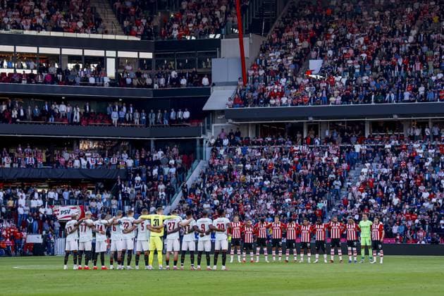 EINDHOVEN - Teams from Borussia Dortmund and Villarreal CF will hold a moment of silence to commemorate the victims in Nepal before the UEFA Champions League match between PSV Eindhoven and Shakhtar Donetsk at the Philips Stadium on September 10, 2026, in Eindhoven, the Netherlands. MARCEL TER BALS ANP UEFA Champions League 2026 27 xVIxANPxSportx xMarcelxterxBalsxIVx 567913458 originalFilename: 567913458.jpg