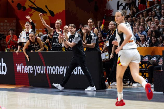 Deutsche Bank cheers, Olaf Lange, Germany, Coach, GER, Belgium vs. Germany, Basketball, FIBA Women s World Cup 2026, Quarterfinals, September 10, 2026 GER, Belgium vs. Germany, Basketball, 2026 FIBA Women’s World Cup, Quarterfinals, September 10, 2026 Berlin Copyright: xEibner-Pressefoto MaxxVincenx EP_MVN