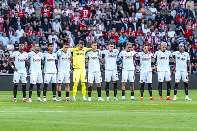 EINDHOVEN - Shakhtar Donetsk players during a minute of silence for the victims in Nepal ahead of the UEFA Champions League match between PSV Eindhoven and Shakhtar Donetsk at the Philips Stadium on September 10, 2026, in Eindhoven, the Netherlands. KEVIN SENDERS ANP UEFA Champions League 2026 27 xVIxANPxSportx xMarcelxterxBalsxIVx 567913468 originalFilename: 567913468.jpg