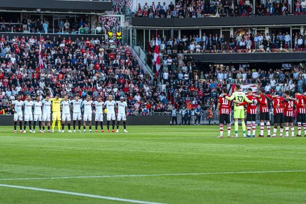 EINDHOVEN - Shakhtar Donetsk players during a minute of silence for the victims in Nepal ahead of the UEFA Champions League match between PSV Eindhoven and Shakhtar Donetsk at the Philips Stadium on September 10, 2026, in Eindhoven, the Netherlands. KEVIN SENDERS ANP UEFA Champions League 2026 27 xVIxANPxSportx xMarcelxterxBalsxIVx 567913473 originalFilename: 567913473.jpg