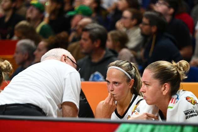 Belgium v Germany - FIBA Women s Basketball World Cup 2026 Quarter-Final BERLIN, GERMANY - SEPTEMBER 10 : Thibault Mike head coach of Belgium talking to Allemand Julie point guard of Belgium and Meesseman Emma power forward of Belgium during the FIBA Women s Basketball World Cup quarter final match between Belgium and Germany in Berlin on September 10, 2026 in Berlin, Germany, 10 09 2026 Berlin Germany  Copyright: xVincentxKalutx