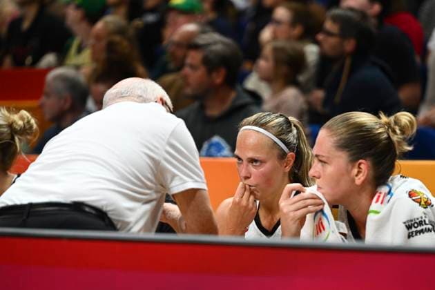 Belgium v Germany - FIBA Women s Basketball World Cup 2026 Quarter-Final BERLIN, GERMANY - SEPTEMBER 10 : Thibault Mike head coach of Belgium talking to Allemand Julie point guard of Belgium and Meesseman Emma power forward of Belgium during the FIBA Women s Basketball World Cup quarter final match between Belgium and Germany in Berlin on September 10, 2026 in Berlin, Germany, 10 09 2026 Berlin Germany  Copyright: xVincentxKalutx