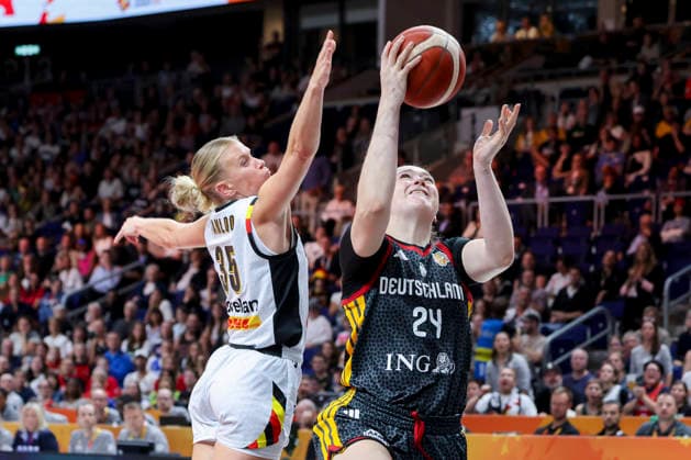 Julie Vanloo of Belgium and Lina Sontag of Germany battle for the ball during the FIBA Women s Basketball World Cup Germany 2026 quarterfinal match between Belgium and Germany at the Berlin Arena on September 10, 2026, in Berlin, Germany. Photo by Marco Steinbrenner, DeFodi Images