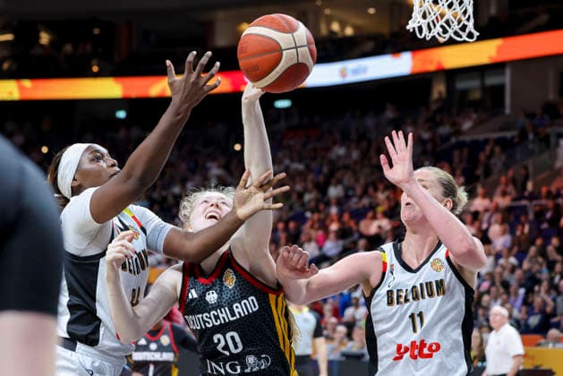 Elise Ramette of Belgium, Frieda Buhner of Germany, and Emma Meesseman of Belgium battle for the ball during the FIBA Women s Basketball World Cup Germany 2026 quarterfinal match between Belgium and Germany at the Berlin Arena on September 10, 2026, in Berlin, Germany. Photo by Marco Steinbrenner, DeFodi Images