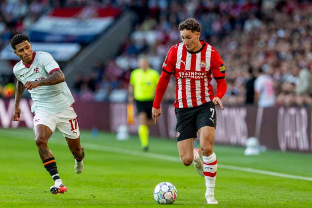 EINDHOVEN l Shakhtar Donetsk defender Vinicius Tabios and PSV Eindhoven forward Ruben van Bommel during the UEFA Champions League match between PSV and Shakhtar Donetsk at Philips Stadion on September 10, 2026, in Eindhoven, the Netherlands. Photo by DeFodi Images