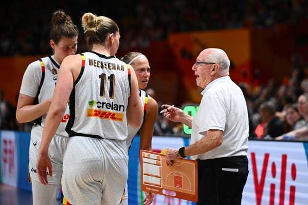 Belgium v Germany - FIBA Women s Basketball World Cup 2026 Quarter-Final BERLIN, GERMANY - SEPTEMBER 10 : Thibault Mike head coach of Belgium talking to Allemand Julie point guard of Belgium and Meesseman Emma power forward of Belgium during the FIBA Women s Basketball World Cup quarter final match between Belgium and Germany in Berlin on September 10, 2026 in Berlin, Germany, 10 09 2026 Berlin Germany  Copyright: xVincentxKalutx