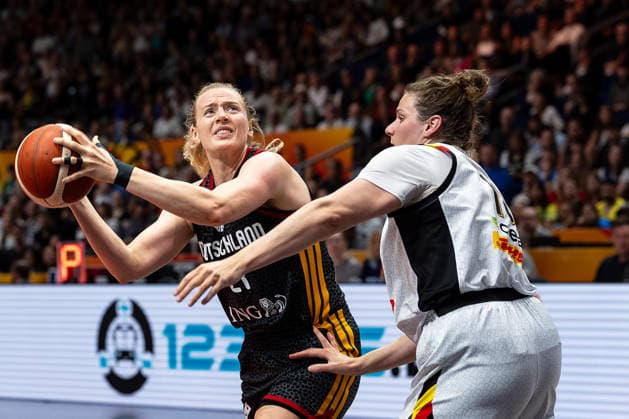 Marie Guelich (Germany), 21, on the ball; Kyara Linskens (Belgium), 13; GER, Belgium vs. Germany, Basketball, 2026 FIBA Women’s World Cup, Quarterfinals, September 10, 2026, GER, Belgium vs. Germany, Basketball, 2026 FIBA Women’s World Cup, Quarterfinals, September 10, 2026, Berlin Copyright: xEibner-Pressefoto MaxxVincenx EP_MVN