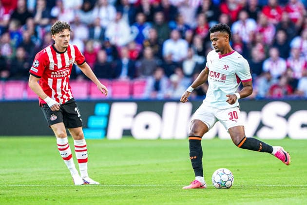 2026-09-10 PSV Eindhoven v Shaktar Donetsk - Champions League EINDHOVEN, NETHERLANDS - SEPTEMBER 10: Paul Wanner of PSV Eindhoven battles for possession with Alisson Santana of FC Shakhtar Donetsk during the Champions League match between PSV Eindhoven and Shaktar Donetsk at Philips Stadion on September 10, 2026 in Eindhoven, Netherlands. Eindhoven Philips Stadion Netherlands Content not available for redistribution in The Netherlands directly or indirectly through any third parties. Copyright: xAndrexWeeningx