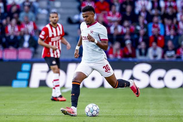EINDHOVEN - Alisson Santana of Shakhtar Donetsk passes the ball for the UEFA Champions League match between PSV Eindhoven and Shakhtar Donetsk at the Philips Stadium on September 10, 2026, in Eindhoven, the Netherlands. MARCEL TER BALS ANP UEFA Champions League 2026 27 xVIxANPxSportx xMarcelxterxBalsxIVx 567915456 originalFilename: 567915456.jpg