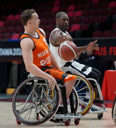 September 10, 2026, Ottawa, On, Canada: Netherlands Quinten Zantinge (15) and United States Brian Bell scramble for the ball ..during second half IWBF Wheelchair Basketball World Championships group stage action in Ottawa, Thursday, Sept. 10, 2026. Canada News - September 10, 2026  - ZUMAc35_ 20260910_zaf_c35_025 Copyright: xAdrianxWyldx