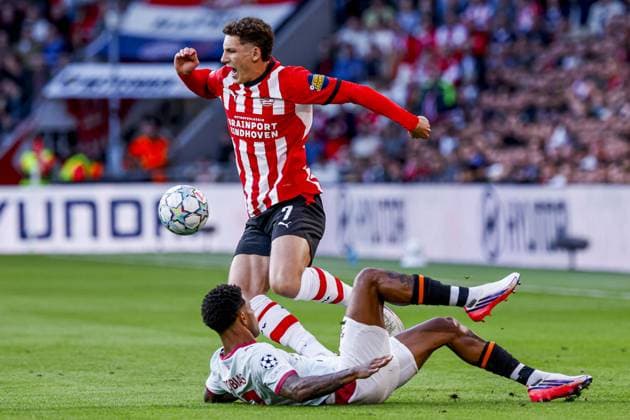 EINDHOVEN - Vinicius Tobias of Shakhtar Donetsk commits a foul on Ruben van Bommel of PSV Eindhoven ahead of the UEFA Champions League match between PSV Eindhoven and Shakhtar Donetsk at the Philips Stadium on 10 September 2026 in Eindhoven, the Netherlands. MARCEL TER BALS ANP UEFA Champions League 2026 27 xVIxANPxSportx xMarcelxterxBalsxIVx 567916143 originalFilename: 567916143.jpg