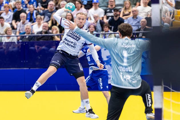 L R Simon Pytlick, SG Flensburg Handewitt, No. 02 taking a shot against Constantin Moestl, TBV Lemgo Lippe, No. 01 GER, TBV Lemgo Lippe vs. SG Flensburg Handewitt, Handball, 1st Bundesliga, Matchday 4, 2026–2027 season, September 10, 2026 (GER), TBV Lemgo Lippe vs. SG Flensburg Handewitt, Handball, 1st Bundesliga, Matchday 4, 2026–2027 season, September 10, 2026, Lemgo Copyright: xEibner-Pressefoto JanxRollingerx EP_JSK