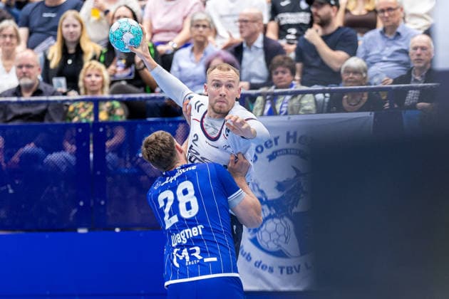 L R Hendrik Wagner (TBV Lemgo Lippe), 28, in a one-on-one battle with Simon Pytlick (SG Flensburg Handewitt), 02 GER, TBV Lemgo Lippe vs. SG Flensburg Handewitt, Handball, 1st Bundesliga, Matchday 4, 2026–2027 season, September 10, 2026 GER, TBV Lemgo Lippe vs. SG Flensburg Handewitt, Handball, 1st Bundesliga, Matchday 4, 2026–2027 season, September 10, 2026 Lemgo Copyright: xEibner-Pressefoto JanxRollingerx EP_JSK
