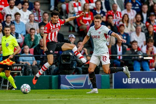 EINDHOVEN , 10-09-2026 , Philips stadium, season 2026 2027 , UEFA Champions League football , match between PSV and Shakhtar Donetsk, picture shows PSV player Ricardo Pepi and Shakhtar Donetsk player Mykola Matvijenko PSV - Shakhtar Donetsk  x206825374x Copyright: