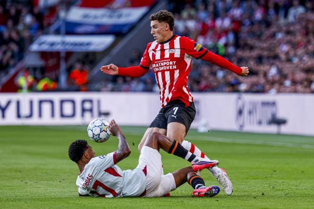 EINDHOVEN - Vinicius Tobias of Shakhtar Donetsk commits a foul on Ruben van Bommel of PSV Eindhoven ahead of the UEFA Champions League match between PSV Eindhoven and Shakhtar Donetsk at the Philips Stadium on 10 September 2026 in Eindhoven, the Netherlands. MARCEL TER BALS ANP UEFA Champions League 2026 27 xVIxANPxSportx xMarcelxterxBalsxIVx 567916135 originalFilename: 567916135.jpg