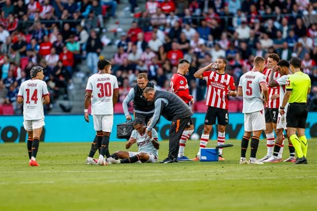 EINDHOVEN , 10-09-2026 , Philips stadium, season 2026 2027 , UEFA Champions League football , match between PSV and Shakhtar Donetsk, picture shows injury of player Shakhtar Donetsk player Kaua Elias PSV - Shakhtar Donetsk  x206825763x Copyright: