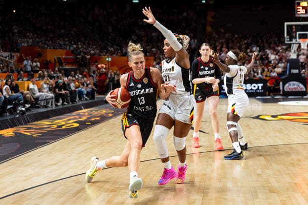 Leonie Fiebich (Germany), No. 13, dribbling; Maxuella Lisowa Mbaka (Belgium), No. 31; GER, Belgium vs. Germany, Basketball, 2026 FIBA Women’s World Cup, Quarterfinals, September 10, 2026 GER, Belgium vs. Germany, Basketball, 2026 FIBA Women’s World Cup, Quarterfinals, September 10, 2026 Berlin Copyright: xEibner-Pressefoto MaxxVincenx EP_MVN