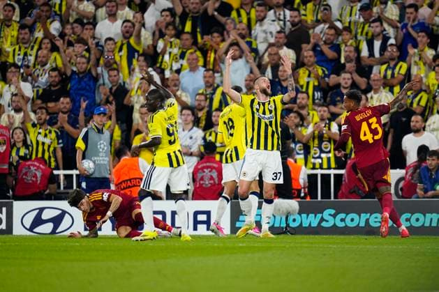 10.09 2026 - SOCCER - 2026 27 UEFA CHAMPIONS LEAGUE League Phase Fenerbahce SK v AS Roma N Golo Kante of Fenerbahce and Vedat Muriqi of Fenerbahce and Milan Skriniar of Fenerbahce and Wesley of AS Roma looks on during the match ISTANBUL Fenerbahce Sükrü Saracoglu Spor Kompleksi Istanbul TURKEY Copyright: xYagizxGurtugx xPsxImagesxYagizxGurtugx xPsxImagesx