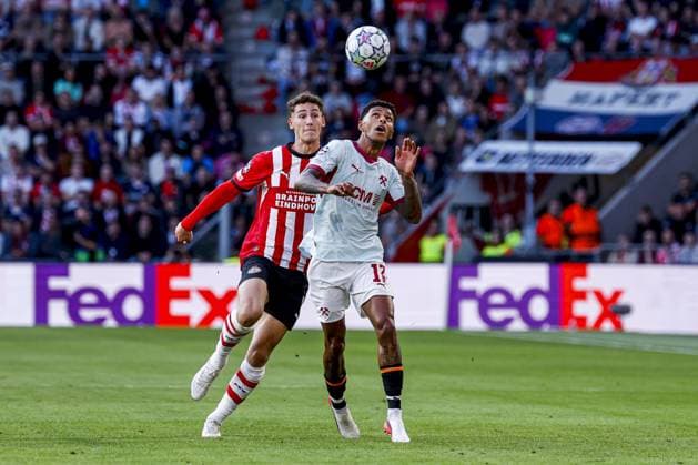 EINDHOVEN - Vinicius Tobias of Shakhtar Donetsk battles for possession with Ruben van Bommel of PSV Eindhoven ahead of the UEFA Champions League match between PSV Eindhoven and Shakhtar Donetsk at the Philips Stadium on 10 September 2026 in Eindhoven, the Netherlands. MARCEL TER BALS ANP UEFA Champions League 2026 27 xVIxANPxSportx xMarcelxterxBalsxIVx 567917297 originalFilename: 567917297.jpg