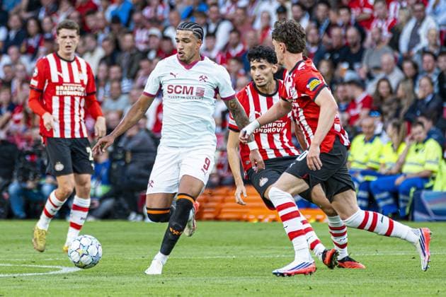 EINDHOVEN - Kaua Elias of Shakhtar Donetsk battles for possession with Ricardo Pepi of PSV Eindhoven and Paul Wanner of PSV Eindhoven during the UEFA Champions League match between PSV Eindhoven and Shakhtar Donetsk at the Philips Stadium on 10 September 2026 in Eindhoven, the Netherlands. KEVIN SENDERS ANP UEFA Champions League 2026 27 xVIxANPxSportx xMarcelxterxBalsxIVx 567917390 originalFilename: 567917390.jpg