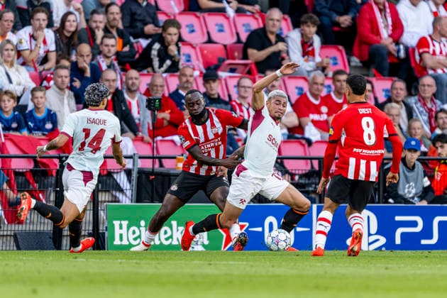 EINDHOVEN l PSV Eindhoven defender Lutsharel Geertruida and Shakhtar Donetsk midfielder Isaque during the UEFA Champions League match between PSV and Shakhtar Donetsk at Philips Stadion on September 10, 2026, in Eindhoven, the Netherlands. Photo by DeFodi Images