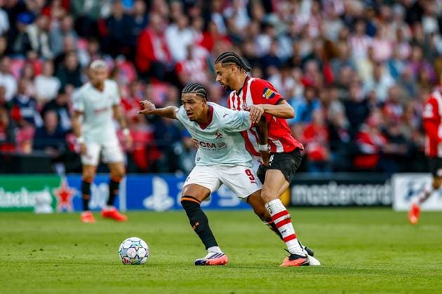EINDHOVEN , 10-09-2026 , Philips stadium, season 2026 2027 , UEFA Champions League football , match between PSV and Shakhtar Donetsk, picture shows Shakhtar Donetsk player Kaua Elias and PSV player Armando Obispo PSV - Shakhtar Donetsk  x206825887x Copyright: