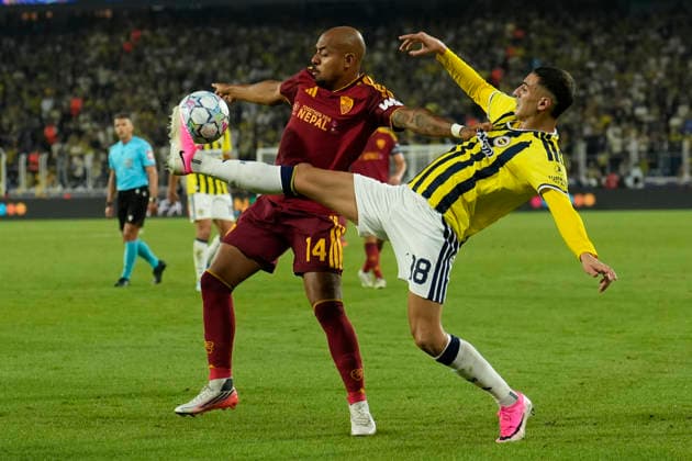 September 10, 2026, Kadikoy, Istanbul, Turkey: Donyell Malen (C-L) of AS Roma in action against Mert Muldur (C-R) of Fenerbahce during the UEFA Champions League - League Phase, Matchday 1 - football match between Fenerbahce and AS Roma at Sukru Saracoglu Stadium in Istanbul, Turkey, on September 10, 2026. UEFA Champions League - Fenerbahce V AS Roma  - ZUMAu194 20260910_zip_u194_019 Copyright: xTolgaxUluturkx