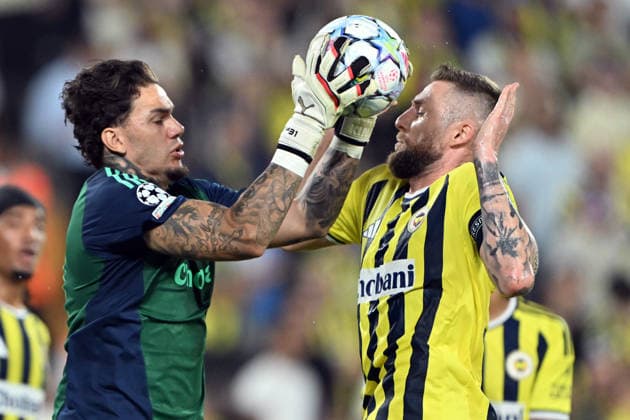 Fenerbahce v AS Roma - UEFA Champions League ISTANBUL, TURKIYE - SEPTEMBER 10: Ederson Santana De Moraes (L), goalkeeper of Fenerbahce, in action during the UEFA Champions League match between Fenerbahce and Roma at Chobani Stadium in Istanbul, Turkiye, on September 10, 2026. Serhat Cagdas Anadolu Istanbul Turkey. Editorial use only. Please get in touch for any other usage.  Copyright: x2026xAnadoluxSerhatxCagdasx