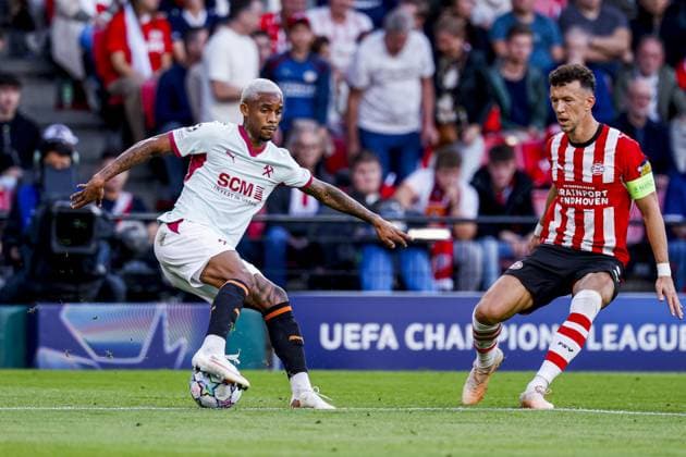 EINDHOVEN - Pedro Henrique of Shakhtar Donetsk dribbles with the ball under pressure from Ivan Perisic of PSV Eindhoven ahead of the UEFA Champions League match between PSV Eindhoven and Shakhtar Donetsk at the Philips Stadium on 10 September 2026 in Eindhoven, the Netherlands. MARCEL TER BALS ANP UEFA Champions League 2026 27 xVIxANPxSportx xMarcelxterxBalsxIVx 567918391 originalFilename: 567918391.jpg