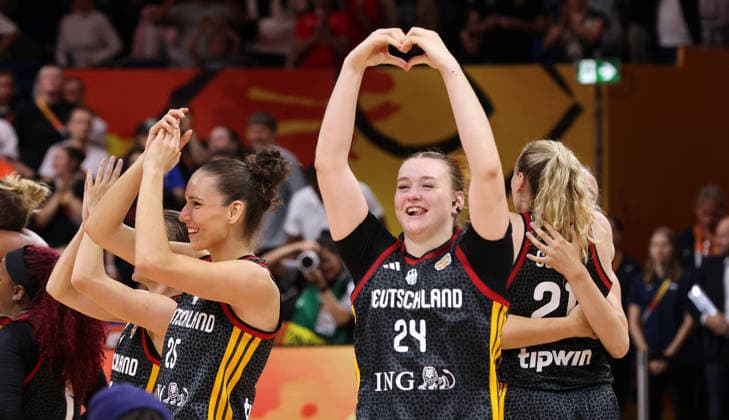 Lina Sontag, the German team celebrates after the game and advances to the semifinals. Sports: Basketball, FIBA World Cup, Women s World Championship, 2026–2027 Season, October 9, 2026, Belgium (BEL) vs. DBB Germany (GER)