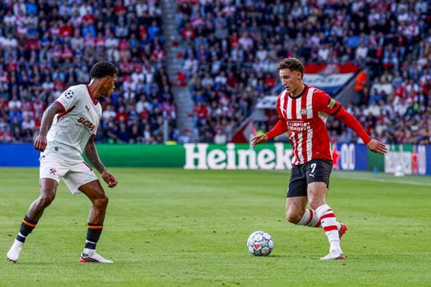 EINDHOVEN - Ruben van Bommel of PSV Eindhoven (R) dribbles with the ball under pressure from Pedro Henrique of Shakhtar Donetsk (L) before the UEFA Champions League match between PSV Eindhoven and Shakhtar Donetsk at the Philips Stadium on 10 September 2026 in Eindhoven, the Netherlands. MARCEL TER BALS ANP UEFA Champions League 2026 27 xVIxANPxSportx xMarcelxterxBalsxIVx 567918476 originalFilename: 567918476.jpg