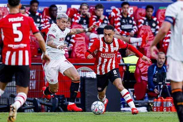 EINDHOVEN - Sergino Dest of PSV Eindhoven dribbles with the ball under pressure from Gleiker Mendoza of Shakhtar Donetsk before the UEFA Champions League match between PSV Eindhoven and Shakhtar Donetsk at the Philips Stadium on 10 September 2026 in Eindhoven, the Netherlands. MARCEL TER BALS ANP UEFA Champions League 2026 27 xVIxANPxSportx xMarcelxterxBalsxIVx 567918487 originalFilename: 567918487.jpg