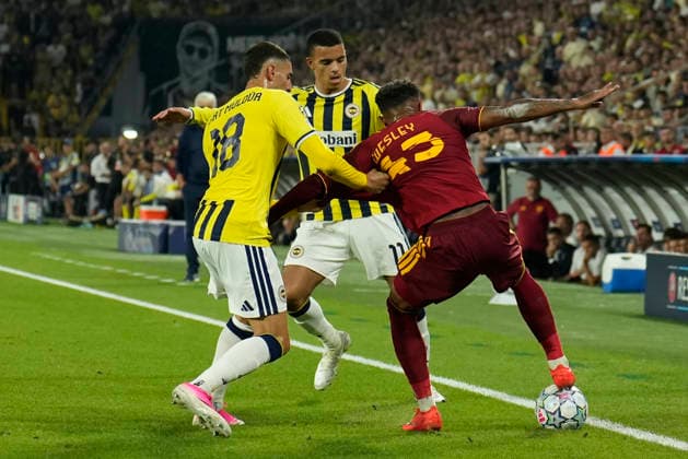 September 10, 2026, Kadikoy, Istanbul, Turkey: Wesley Franca (R) of AS Roma in action against Mert Muldur (L) and Mason Greenwood (C) of Fenerbahce during the UEFA Champions League - League Phase, Matchday 1 - football match between Fenerbahce and AS Roma at Sukru Saracoglu Stadium in Istanbul, Turkey, on September 10, 2026. Kadikoy Turkey - ZUMAu194 20260910_zip_u194_021 Copyright: xTolgaxUluturkx