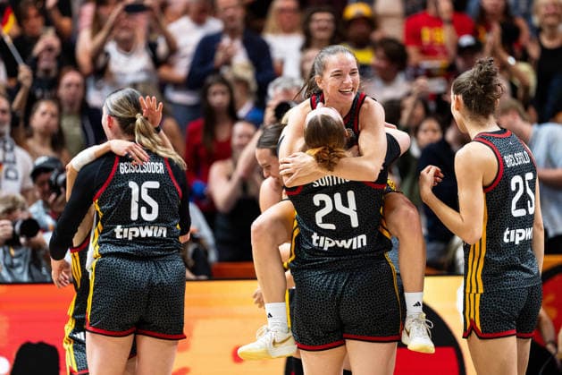 Luisa Geiselsoder (Germany, 15), Lina Sontag (Germany, 24), Britta Daub (Germany, 19), and Clara Bielefeld (Germany, 25) celebrate after the game ends, GER, Belgium vs. Germany, Basketball, FIBA Women s World Cup 2026, Quarterfinals, September 10, 2026, GER, Belgium vs. Germany, Basketball, 2026 FIBA Women’s World Cup, Quarterfinals, September 10, 2026, Berlin Copyright: xEibner-Pressefoto MaxxVincenx EP_MVN
