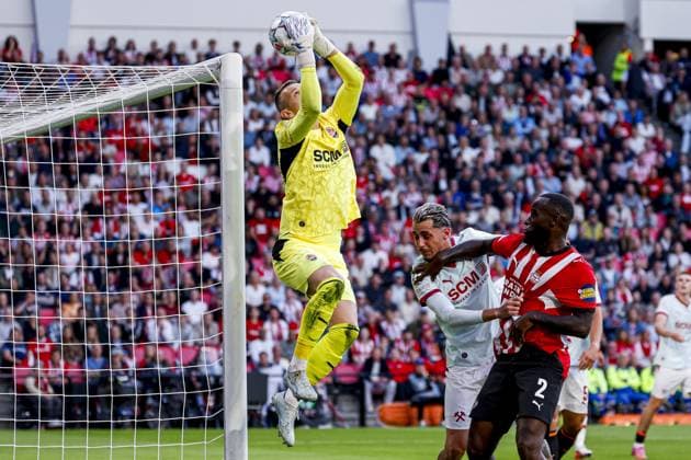 EINDHOVEN - Shakhtar Donetsk goalkeeper Dmytro Riznyk catches the ball before the UEFA Champions League match between PSV Eindhoven and Shakhtar Donetsk at the Philips Stadium on September 10, 2026 in Eindhoven, the Netherlands. MARCEL TER BALS ANP UEFA Champions League 2026 27 xVIxANPxSportx xMarcelxterxBalsxIVx 567919362 originalFilename: 567919362.jpg