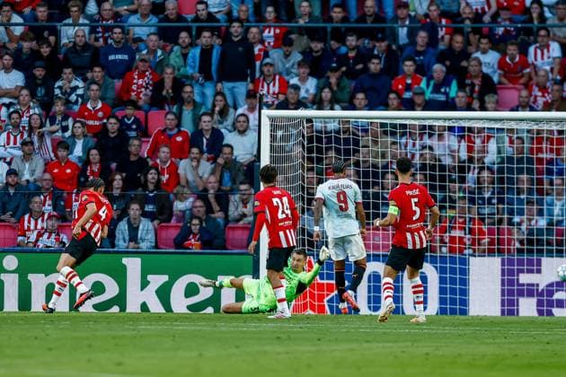 EINDHOVEN , 10-09-2026 , Philips stadium, season 2026 2027 , UEFA Champions League football , match between PSV and Shakhtar Donetsk, picture shows goal scored by Shakhtar Donetsk player Gleiker Mendoza PSV - Shakhtar Donetsk  x206826360x Copyright: