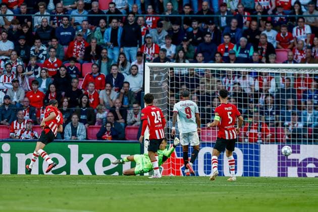 EINDHOVEN , 10-09-2026 , Philips stadium, season 2026 2027 , UEFA Champions League football , match between PSV and Shakhtar Donetsk, picture shows goal scored by Shakhtar Donetsk player Gleiker Mendoza PSV - Shakhtar Donetsk  x206826362x Copyright:
