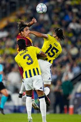 10.09 2026 - SOCCER - 2026 27 UEFA CHAMPIONS LEAGUE League Phase Fenerbahce SK v AS Roma Paulo Dybala of AS Roma and Archie Brown of Fenerbahce and Nathan Ake of Fenerbahce in aerial duel ISTANBUL Fenerbahce Sükrü Saracoglu Spor Kompleksi Istanbul TURKEY Copyright: xYagizxGurtugx xPsxImagesxYagizxGurtugx xPsxImagesx