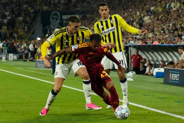 September 10, 2026, Kadikoy, Istanbul, Turkey: Wesley Franca (C-R) of AS Roma in action against Mert Muldur (C-L) and Mason Greenwood (R) of Fenerbahce during the UEFA Champions League - League Phase, Matchday 1 - football match between Fenerbahce and AS Roma at Sukru Saracoglu Stadium in Istanbul, Turkey, on September 10, 2026. Kadikoy Turkey - ZUMAu194 20260910_zip_u194_022 Copyright: xTolgaxUluturkx