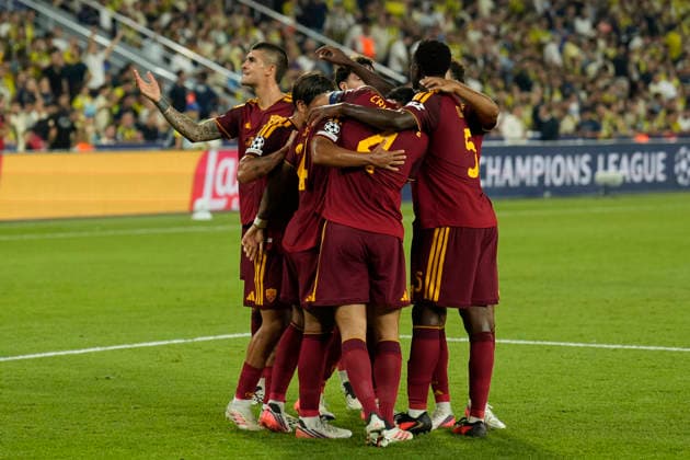 September 10, 2026, Kadikoy, Istanbul, Turkey: Bryan Cristante of AS Roma celebrates with his teammates after scoring his team s first goal during the UEFA Champions League - League Phase, Matchday 1 - football match between Fenerbahce and AS Roma at Sukru Saracoglu Stadium in Istanbul, Turkey, on September 10, 2026. Kadikoy Turkey - ZUMAu194 20260910_zip_u194_023 Copyright: xTolgaxUluturkx