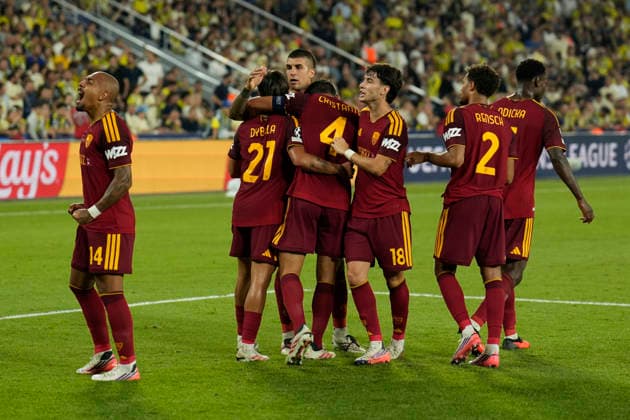 September 10, 2026, Kadikoy, Istanbul, Turkey: Bryan Cristante (C) of AS Roma celebrates with his teammates after scoring his team s first goal during the UEFA Champions League - League Phase, Matchday 1 - football match between Fenerbahce and AS Roma at Sukru Saracoglu Stadium in Istanbul, Turkey, on September 10, 2026. Kadikoy Turkey - ZUMAu194 20260910_zip_u194_026 Copyright: xTolgaxUluturkx