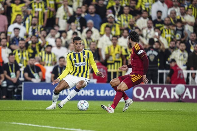 Fenerbahce v AS Roma - UEFA Champions League ISTANBUL, TURKIYE - SEPTEMBER 10: Mason Greenwood (L) of Fenerbahce in action against Mario Hermoso (R) of AS Roma during the UEFA Champions League match between Fenerbahce and Roma at Chobani Stadium in Istanbul, Turkiye, on September 10, 2026. Agit Erdi Ulukaya Anadolu Istanbul Turkey. Editorial use only. Please get in touch for any other usage.  Copyright: x2026xAnadoluxAgitxErdixUlukayax