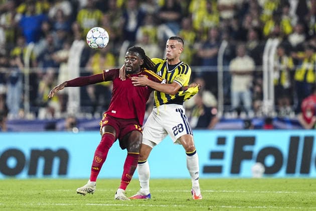 Fenerbahce v AS Roma - UEFA Champions League ISTANBUL, TURKIYE - SEPTEMBER 10: Bartug Elmaz (28) of Fenerbahce in action against Kouadio Kone (L) of AS Roma during the UEFA Champions League match between Fenerbahce and Roma at Chobani Stadium in Istanbul, Turkiye, on September 10, 2026. Agit Erdi Ulukaya Anadolu Istanbul Turkey. Editorial use only. Please get in touch for any other usage.  Copyright: x2026xAnadoluxAgitxErdixUlukayax
