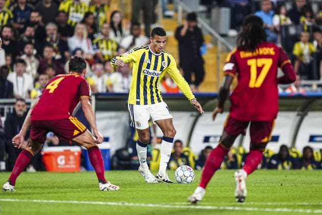 Fenerbahce v AS Roma - UEFA Champions League ISTANBUL, TURKIYE - SEPTEMBER 10: Mason Greenwood (C) of Fenerbahce in action against Bryan Cristante (4) of AS Roma during the UEFA Champions League match between Fenerbahce and Roma at Chobani Stadium in Istanbul, Turkiye, on September 10, 2026. Agit Erdi Ulukaya Anadolu Istanbul Turkey. Editorial use only. Please get in touch for any other usage.  Copyright: x2026xAnadoluxAgitxErdixUlukayax
