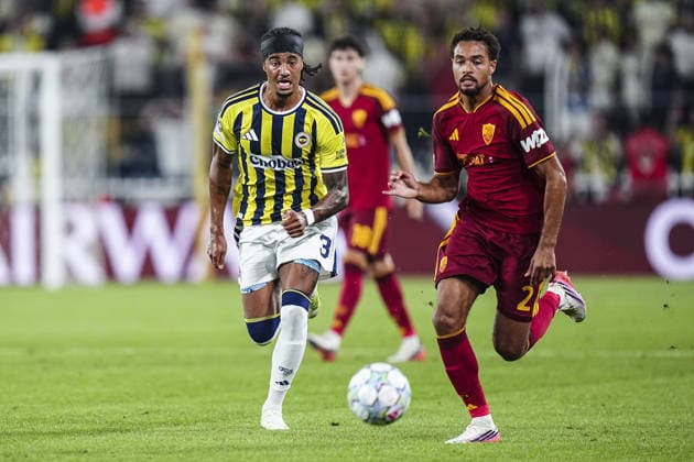 Fenerbahce v AS Roma - UEFA Champions League ISTANBUL, TURKIYE - SEPTEMBER 10: Archie Brown (3) of Fenerbahce in action against Devyne Rensch (2) of AS Roma during the UEFA Champions League match between Fenerbahce and Roma at Chobani Stadium in Istanbul, Turkiye, on September 10, 2026. Agit Erdi Ulukaya Anadolu Istanbul Turkey. Editorial use only. Please get in touch for any other usage.  Copyright: x2026xAnadoluxAgitxErdixUlukayax