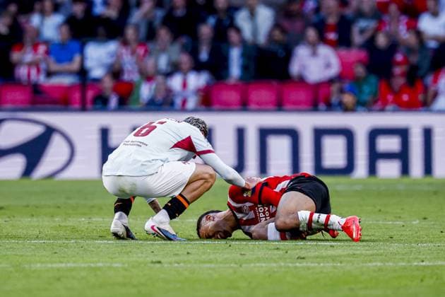 EINDHOVEN - Sergino Dest of PSV Eindhoven lies injured on the ground and Marlon Gomes of Shakhtar Donetsk before the UEFA Champions League match between PSV Eindhoven and Shakhtar Donetsk at the Philips Stadium on September 10, 2026 in Eindhoven, the Netherlands. MARCEL TER BALS ANP UEFA Champions League 2026 27 xVIxANPxSportx xMarcelxterxBalsxIVx 567920087 originalFilename: 567920087.jpg