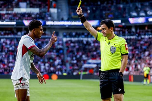 EINDHOVEN - Referee Umut Meler shows a yellow card to Vinicius Tobias of Shakhtar Donetsk ahead of the UEFA Champions League match between PSV Eindhoven and Shakhtar Donetsk at the Philips Stadium on September 10, 2026, in Eindhoven, the Netherlands. MARCEL TER BALS ANP UEFA Champions League 2026 27 xVIxANPxSportx xMarcelxterxBalsxIVx 567920104 originalFilename: 567920104.jpg