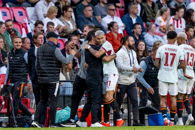 EINDHOVEN C Shakhtar Donetsk coach Arda Turan and Shakhtar Donetsk midfielder Gleiker Mendoza celebrate the 0-1 goal during the UEFA Champions League match between PSV and Shakhtar Donetsk at Philips Stadion on September 10, 2026, in Eindhoven, the Netherlands. Photo by DeFodi Images